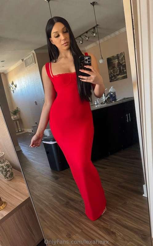 Red and ready to steal you tonight 😍