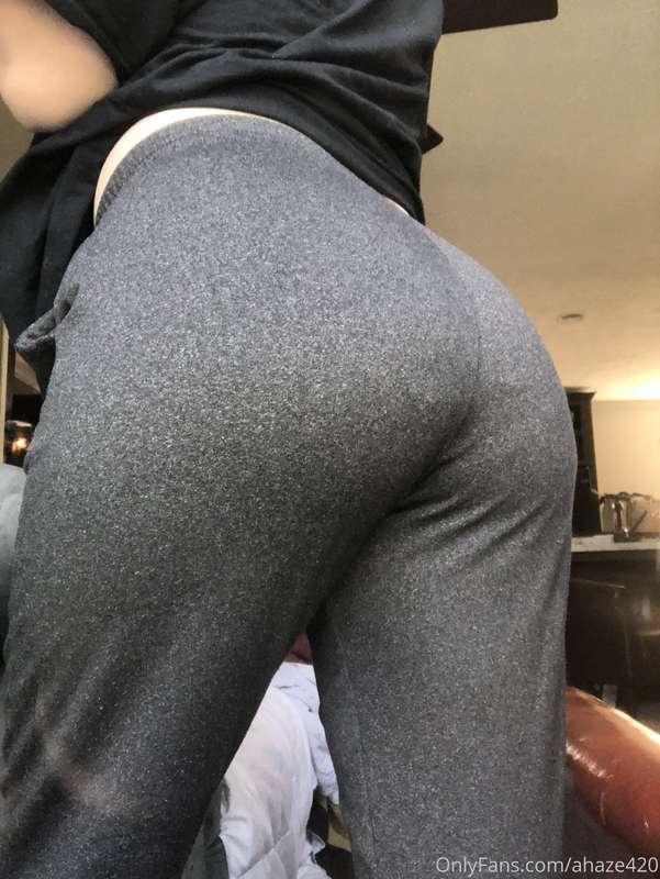 Good morning! Swipe for a booty reveal🍑