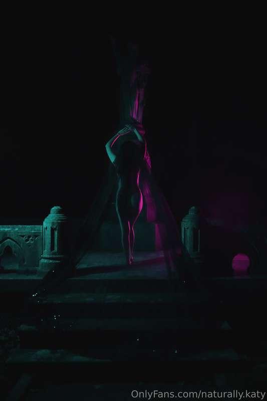 In the Nashville Cemetary being freaky 😏 Full set will be po..