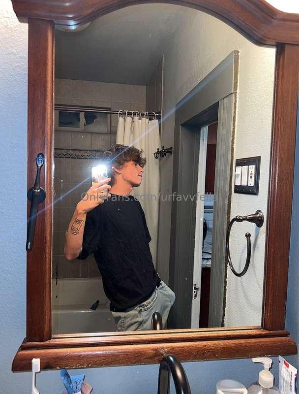 What did you notice first after seeing this pic?👅