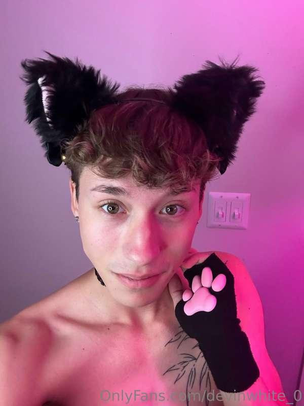 Who wants to be my owner 👀🥵 Tip for a small cute petite boy ..