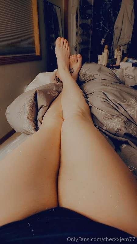 Do you like a tall girl with long legs? 💘Guess how tall I am..