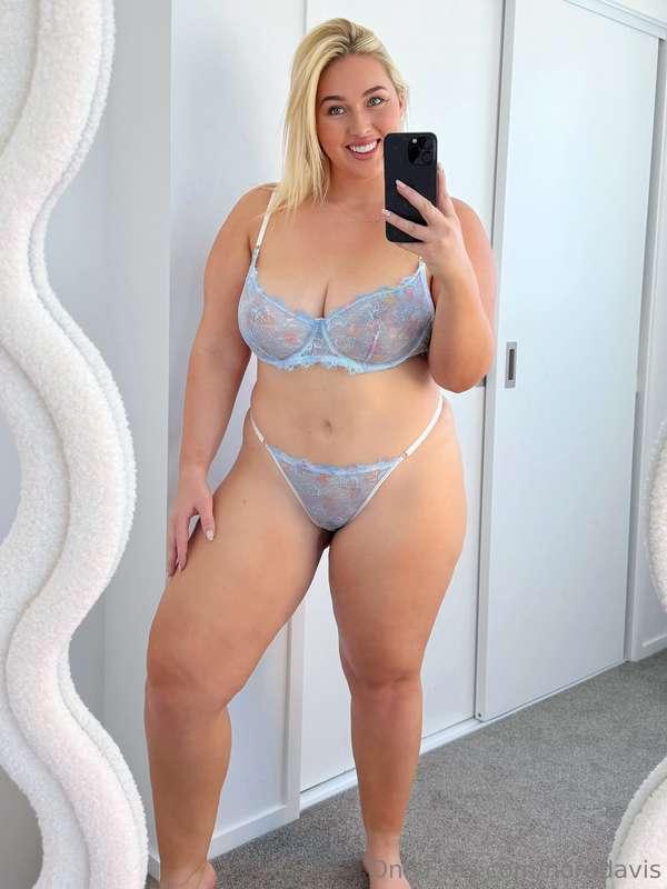5'2" and thick all over... hopefully your type 🫶
