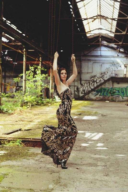 Heute mal im Ballkleid.
Ich wünsche euch einen erholsamen So..