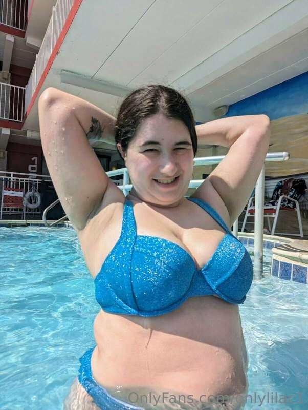Fun pool day 😁