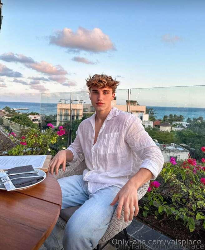 Friday vibes kicking in with a view like this 😍 What’s your ..