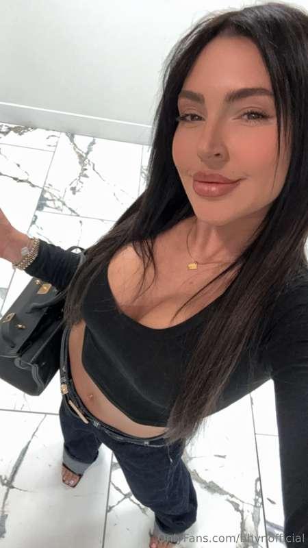 Hi, babe! Just a quick selfie to make sure you keep an eye o..