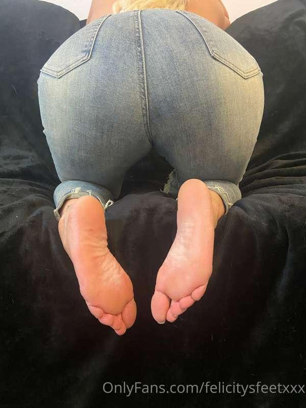 Watch as my feet gets more and more oily 😈😈