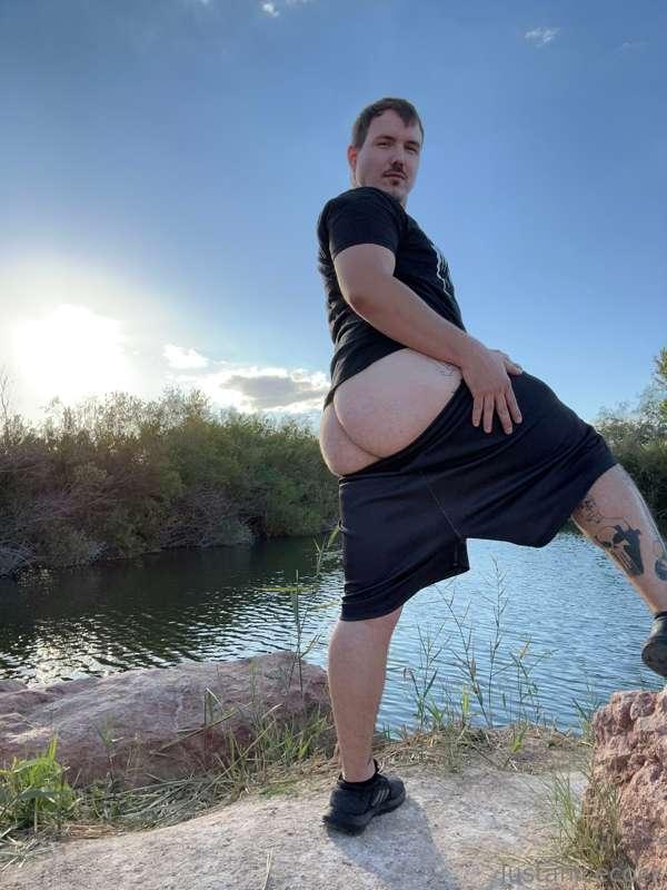 Just a *Thicc Boi* in his natural habitat! 🐸
