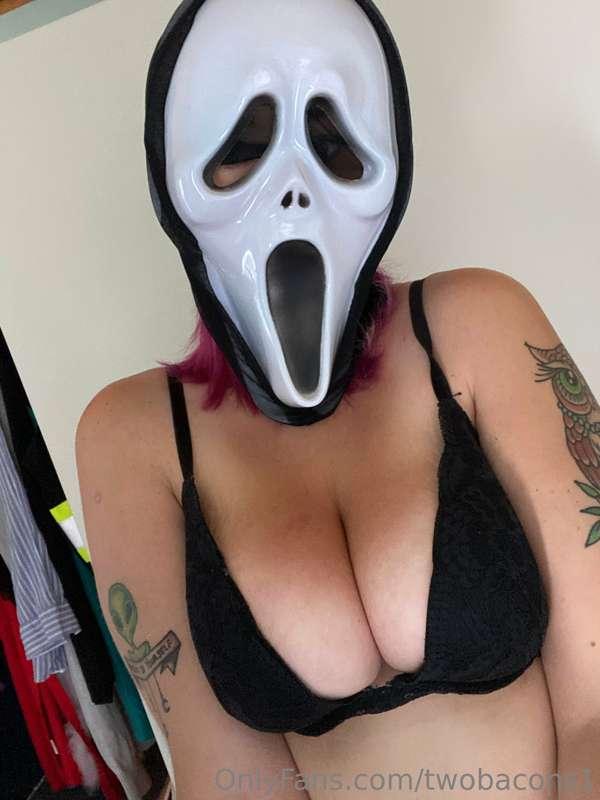 Slide to take my bra off 😱😱😱