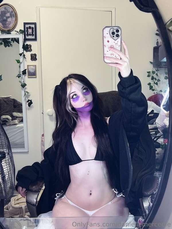 swipe to take off my hoodie 😎 ➡️