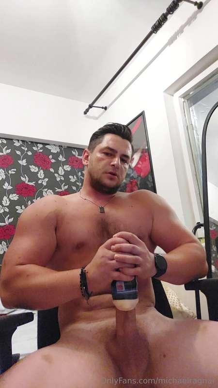 Facefuck my toy for big cumshot flexing my big arms when i f..