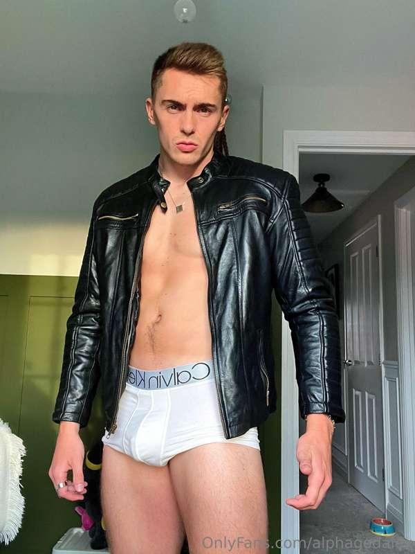 Fuck I look great in leather 😮‍💨😏