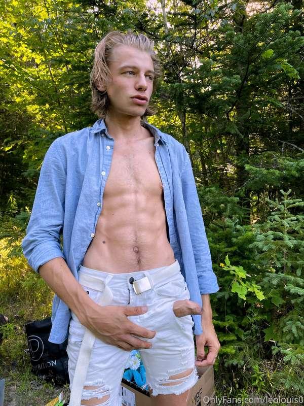 👀 Something’s peeking through a hole in my pants
