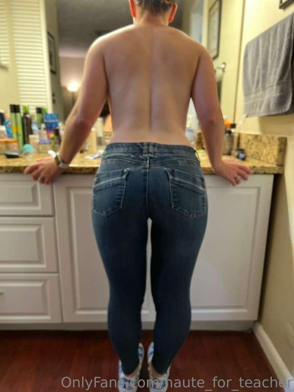 There’s just something about jeans and no shirt 😏😏