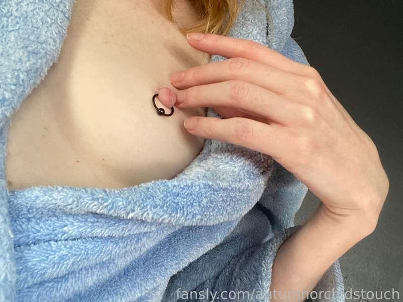 Freckled titty teases… 🥰

#pierced #piercednipple #boob