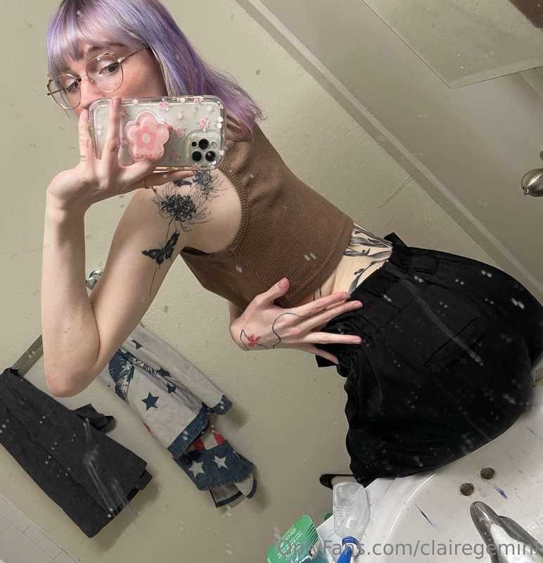 Who wants to UNDRESS me tonight? 🤭 Let me know in the DM