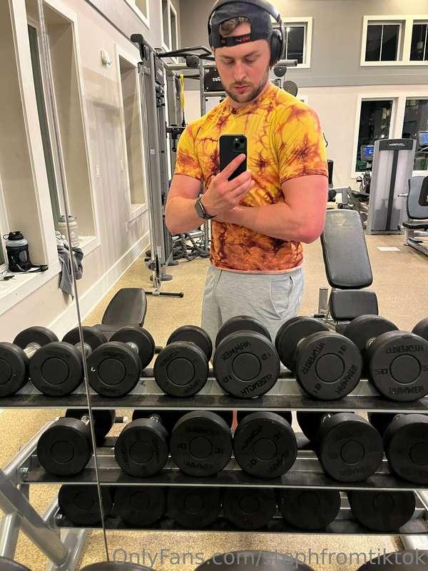 Awkward pic but fuck it 💪 75 Hard DAY 16