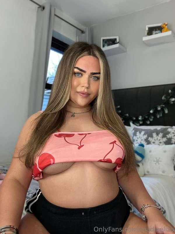 Could my top be anymore revealing? 🥵