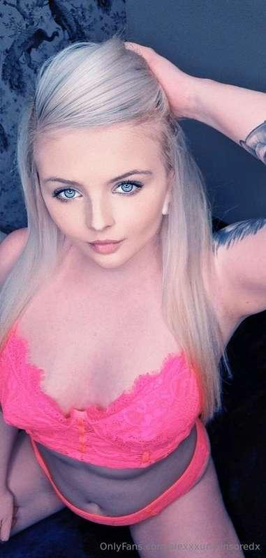 I’m all yours… but first, tell me how you’d undress me 💋