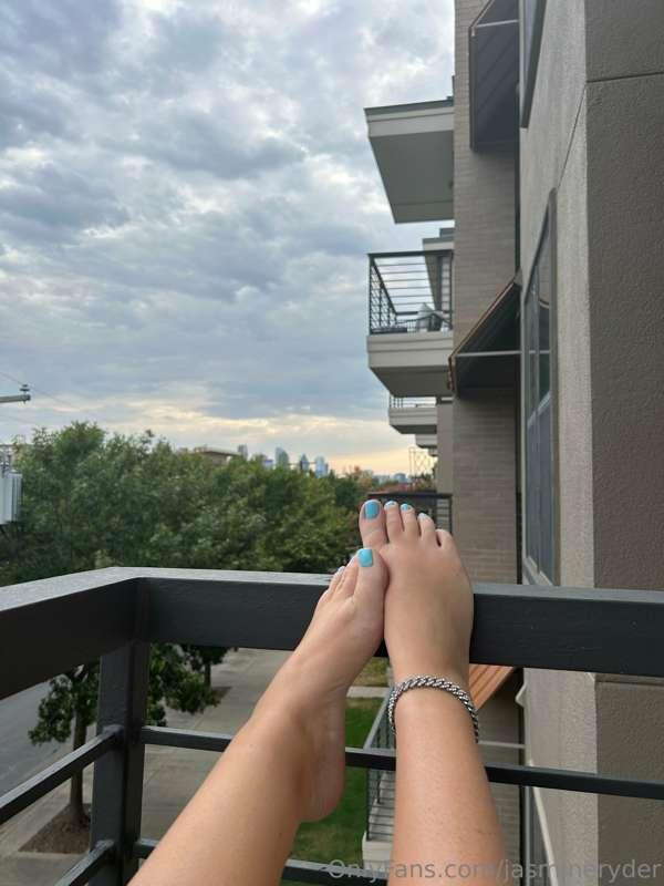 got my toes done💕 tip me and tell me what color i should get..