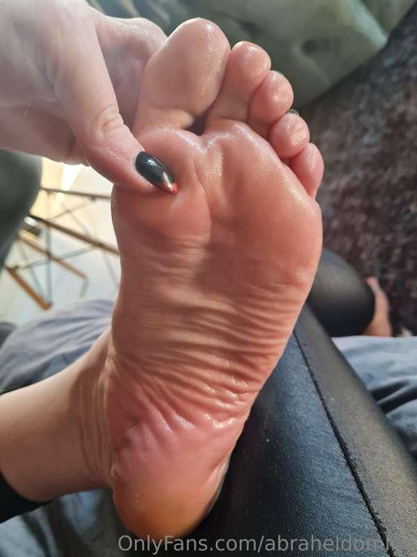 Oily feet 😏