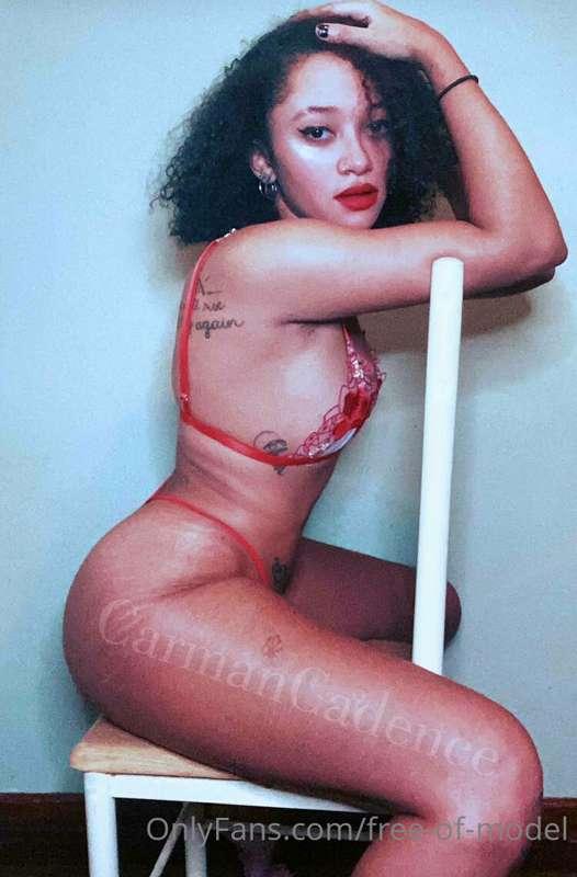 My friend is a slutty nerd who loves to sext💛 
she wants to ..