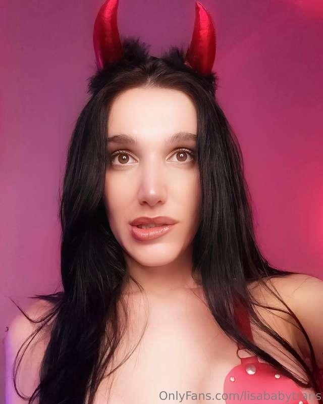 Just a girl with a camera and a dark side 🖤