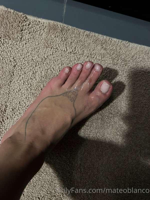 Who’s cum shot is on my foot 😜