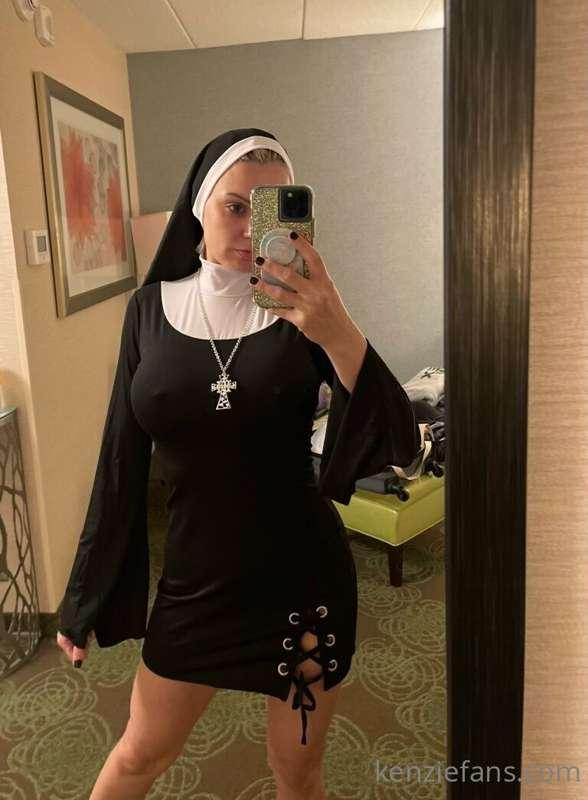 😈