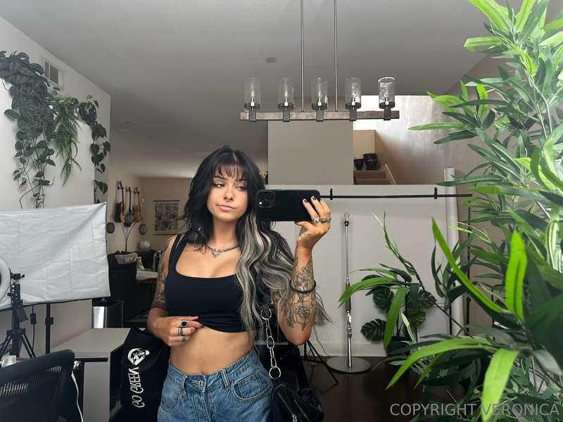 loves a mirror selfie