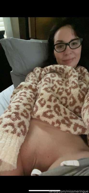 Good morning/afternoon! I’m staying in bed today. 🤒 

🏷️ #goodmorning #boobs #tits 