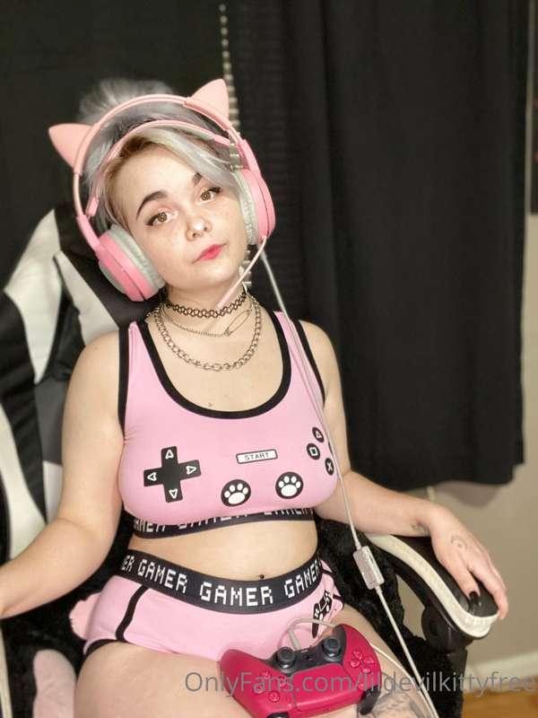 Play with my boobies hehe as I wiggle them in your face 🥰