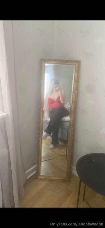 Titta inte på texten dummer, titta på mig😏