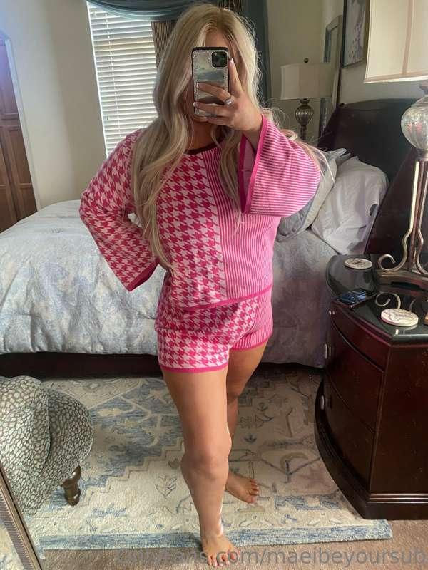 Nice and cozy, like the bed behind me 😏😈