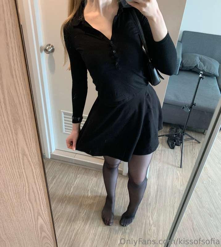 can’t wait to open presents 🖤🎄🎁