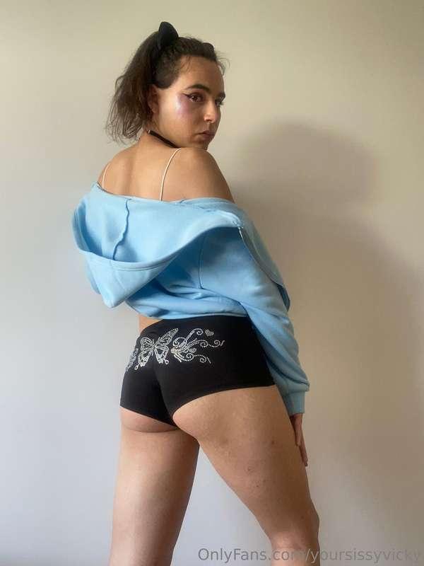 On the menu today: a pathetic caged sissy faggot 🩵😅