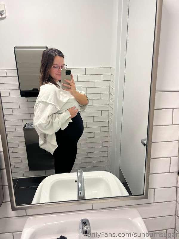 Good morning 💕 work preggo selfies