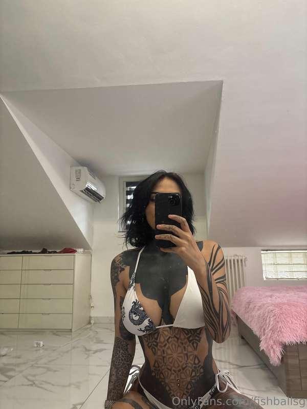 Better dressed in white or black?