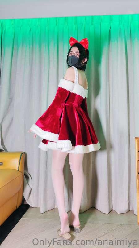 Got your Xmas gift between my legs~
你的圣诞礼物藏在我裙子底下哦~

🎀🎄🎁