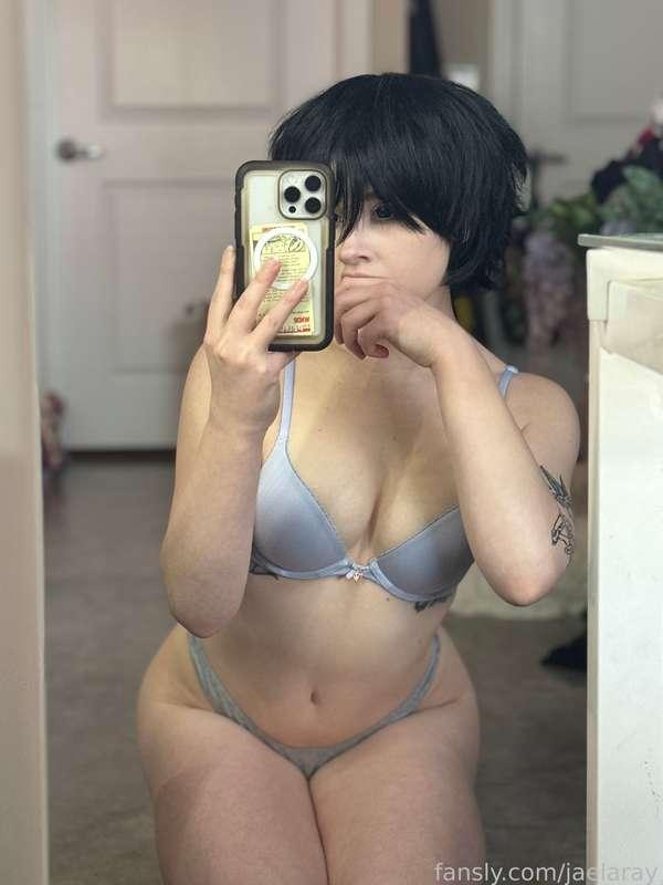Happy Friday cuties 🥰 I hope you all had a good week! I snapped some spicy pics before taking off my wig and makeup yesterday 🤤 please enjoy to your heart’s content 🩵🩵🩵🩵

#fyp #cosplay #pale #egirl #curvy 