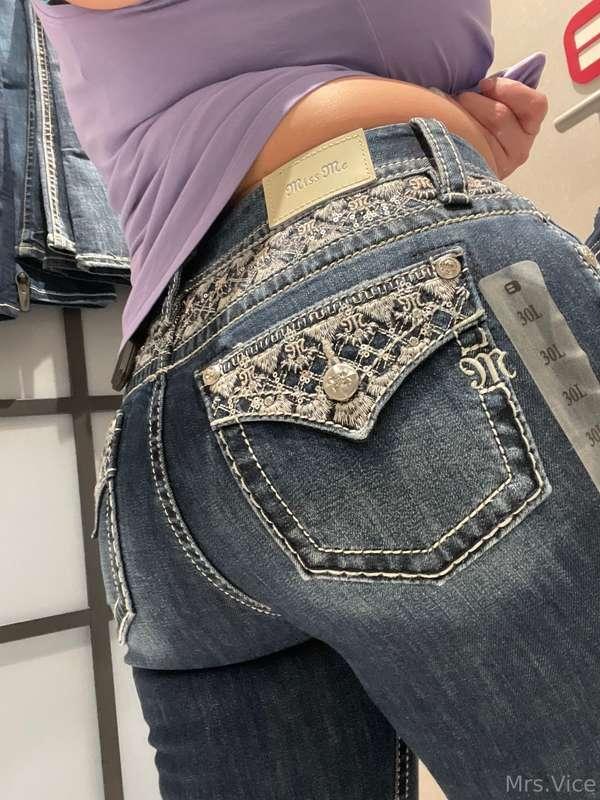 Out trying on some new jeans…. Which ones do yall like best?..