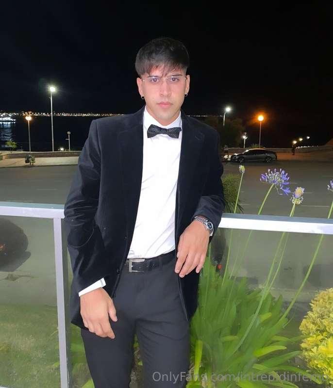I´m always the center of attention when I wear my gala outfi..