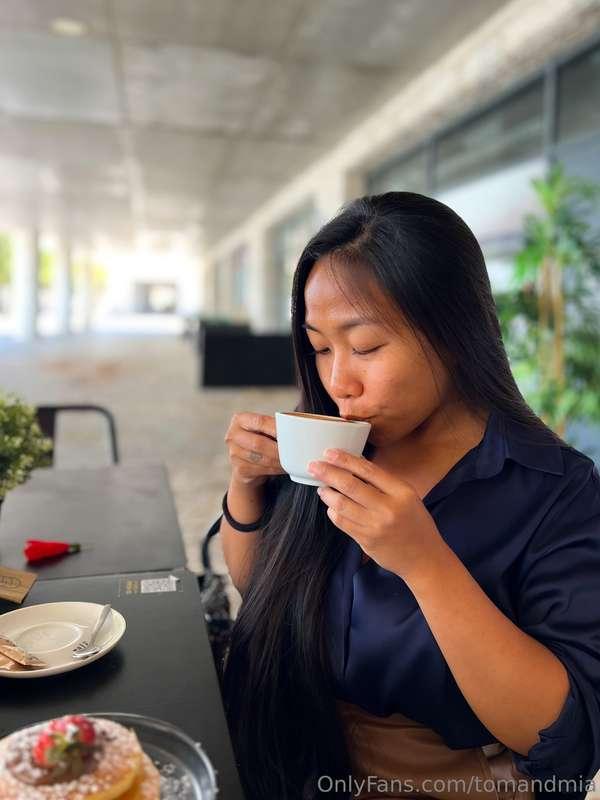 Spending my day with my girls! 👯‍♀️☕️🥞 We did a DIY flower a..