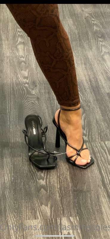 Trying on heels 👠 do we like any? ☺️