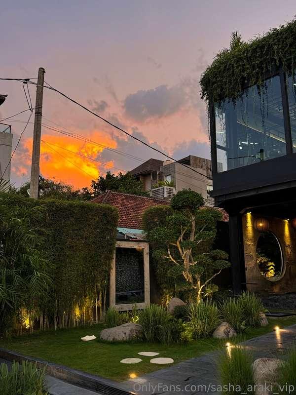 Sunsets are my weakness 🍑 I can spend hours watching the sun..