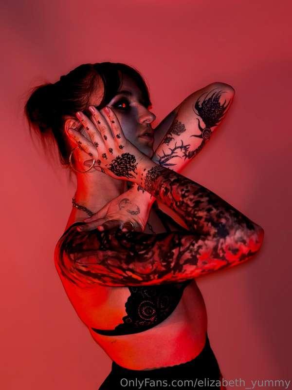 🖤🪭🌹