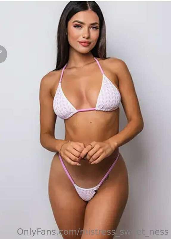 Summer is coming and I need this bikini in my life! 

Who wa..