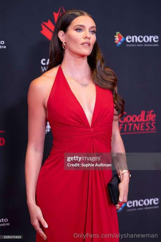 Turning heads on the red carpet! Stay stunned because I am g..
