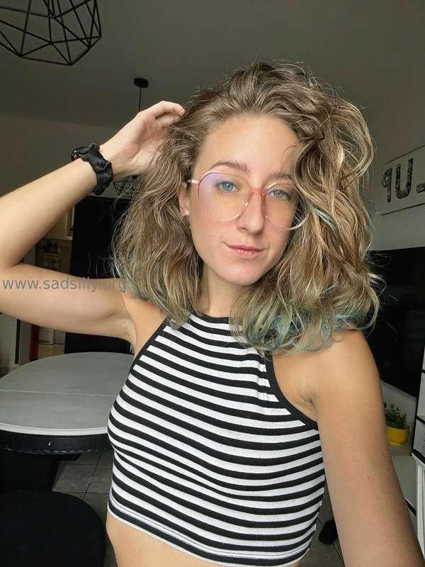 Pas de maquillage et cheveux pas coiffés, je me trouve quand..